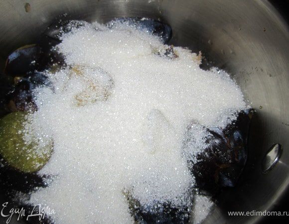 Сливовая начинка. Сливы вымыть, удалить косточку, нарезать крупными кусочками. Засыпать сахаром , поставить на огонь.