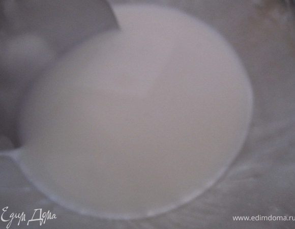 Крахмал развести в холодной воде.