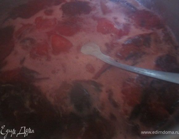 Когда сливы пустят сок и закипят, добавить крахмал, вскипятить.