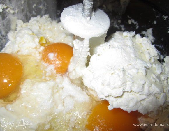 Творог, яйца, сахар, сметану взбить в блендере. Добавить крахмал и еще раз взбить.