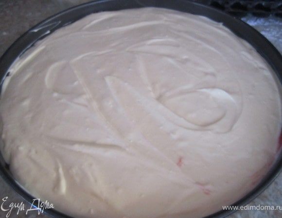 На подготовленное тесть с миндалем выложить сливовую начинку, затем творожную.