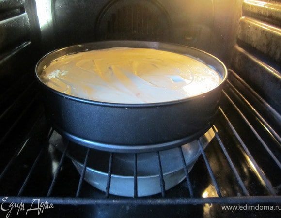 Духовка разогрета до 180 градусов.
Поставить запеканку, выпекать 50-60 минут, в зависимости от размера. У меня получилась высокая запеканка, выпекала ее 60 минут. Если запеканка начнет сверху сильно темнеть, форму нужно накрыть сверху пергаментной бумагой. На дно духовки, так же , нужно поставить любую посудину с водой.