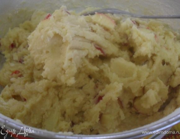 Сахар взбить с маслом и яйцом в легкую, пышную массу. 
Муку просеять с солью и содой и соединить с яично-масляной массой. Вмешать яблоко. 