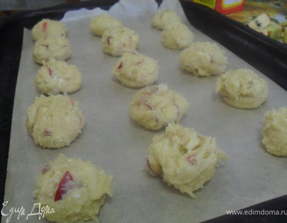 Из теста сформировать шарики, уложить их на смазанный маслом противень.Выпечь при 200*С до румяного цвета.