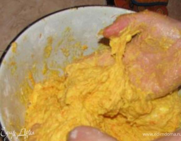 добавить сахар, соду, мягкий маргарин, муку, замешиваем тесто. 
Внимание!
Тесто липнет к рукам. Так и должно быть. добавлять муки не надо.