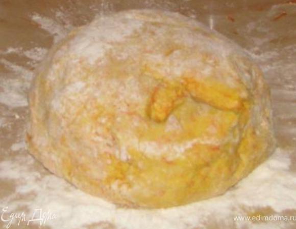 насыпать немного муки на стол, выложить тесто и собрать к комочек, положить его в пакет и в холодильник, на часик.