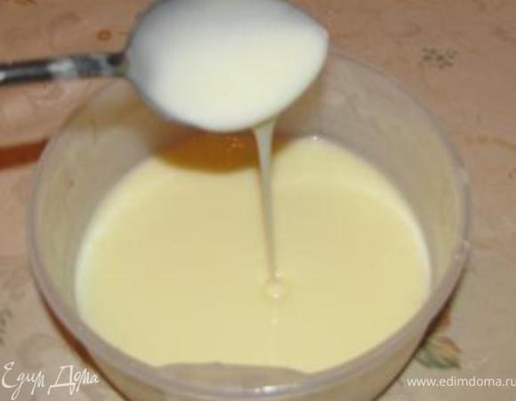 взбиваем сметану с сахаром. Я не взбиваю, просто перед тем как тесто замешивать засыпаю сахар в сметану, пока суть да дело, сахар сам растворится.