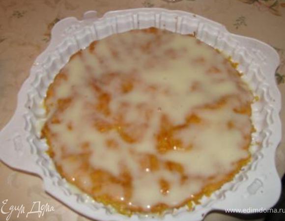 готовые теплые коржи (не надо ждать пока они совсем остынут)промазываем обильно кремом.