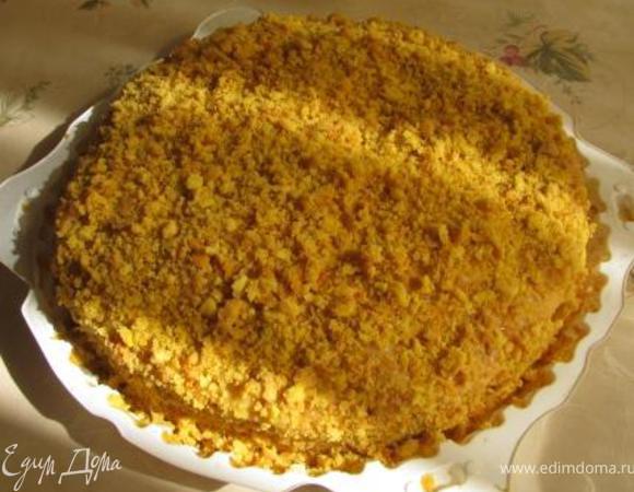 собираем торт, я посыпала крошкой от коржей.
 В этот раз делала классически, строго по рецепту мамы. 
Но можно между коржами добавить грецкие орехи - очень сюда подходят.
сверху можно украсить кремом из взбитых сливок либо сгущенка+масло.
Торт  получается еще вкуснее.

Приятного чаепития!