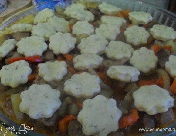 В форму для выпечки выложить приготовленное мясо,перец, сверху разложить булочки.Смазать булочки молоком.Запечь в духовке при 200*С около 10 минут.