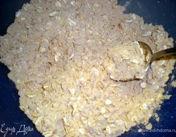 смешать все ингредиенты для печенья,постепенно подливая кефир.Тесто должно получиться однородное и из него должны легко кататься шарики.Сформировать лепешки и выпекать на противне при 180гр около 10-15мин. 