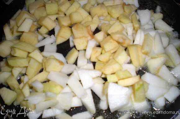На сковороде растопить масло,яблоки нарезать кубиками.Тушить яблоки 2-3 мин.Затем остудить и добавить мед.