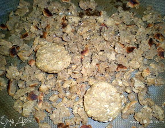 Вытаскиваем печенье из духовки и крошим его.Затем опять ставим в духовку подсушить.Периодически помешивать.Должны получиться хрустящие крошки.