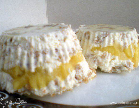 Раскладываем в формы слоями.Слой творога,слой яблок и т.д. пока форма не заполнится.Убрать в холодильник на час или на ночь,чтобы завтрак был вкусным,полезным и питательным.