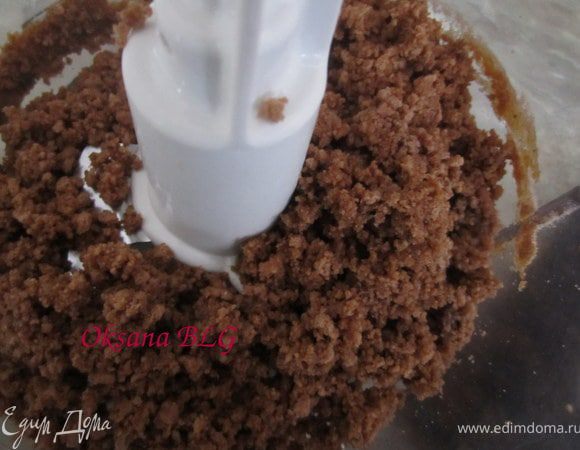 Бисквитную крошку смешать с яйцом.
