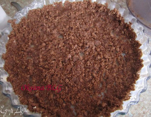 Форму смазать сливочным маслом. Выложить и разровнять крошку.