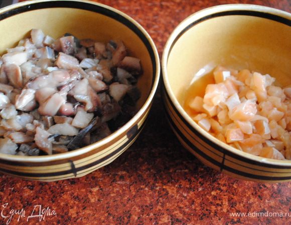 Разобрать рыбку, освободить от шкурки и костей