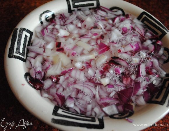 Нарезать лук и замариновать в уксусе, соли и сахаре, и кипяченой воде на 15 минут, потом маринад слить.
