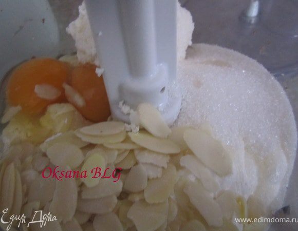 Творог, сметану, сахар, яйца, миндальные хлопья взбить в блендере.