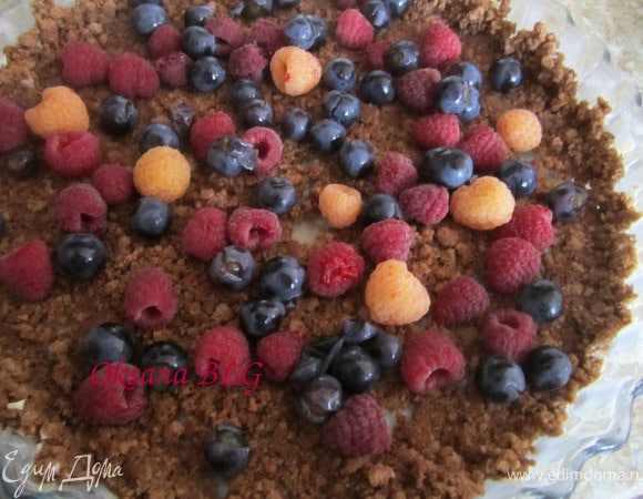 Часть ягод выложить на крошку.