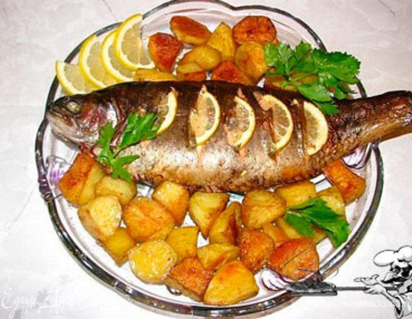 Заверните тушку в фольгу, отправьте в духовку при 180–200°C на 40 минут. За 5–10 минут до окончания запекания приоткройте фольгу, чтобы форель покрылась корочкой. <br />
Подавайте с овощами, картофелем и зеленью. 