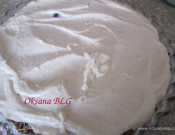 Выложить творожную масу.