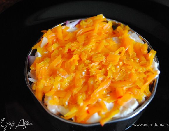 потом тертую, вареную морковку, майонез.
