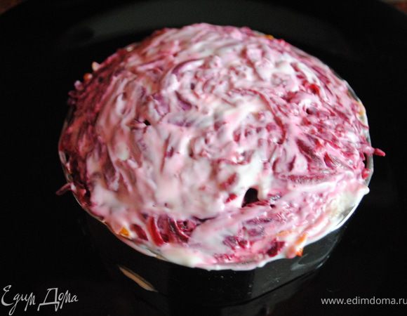 и свеклу, тоже натереть и смазать майонезом.