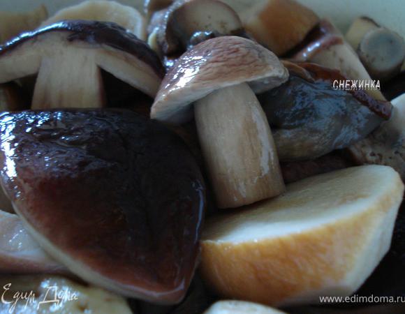 Грибы надо почистить, помыть и нарезать. Как правило, я нарезаю на четыре части большие грибы, на 2 части – средние и маленькие оставляю целенькими.