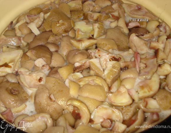 Затем варим грибы около 1 часа с добавлением соли (по вкусу) и лимонки (на кончике ножа). Грибы готовы, когда они опустятся на дно, осядут. Вобщем, как обычно варим, как если бы вы их есть собирались сейчас.