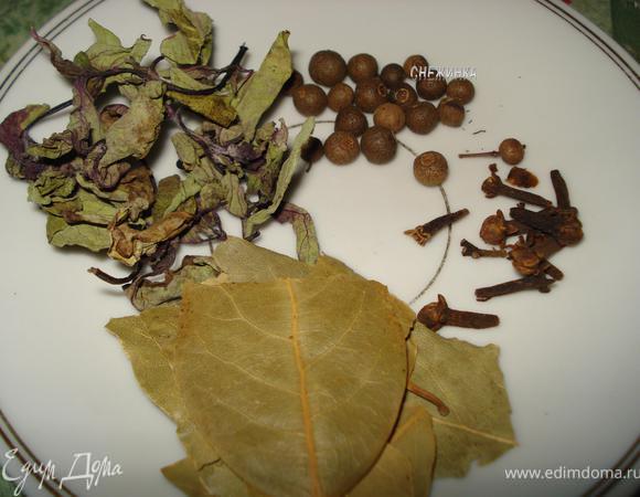 Готовим рассол. Его количество зависит от количества грибов, но лучше, как говорится, пусть останется, чем не хватит. Я, например, брала на 6 порций, т.е. 12 стаканов воды и соответственно увеличивала все приправы. 