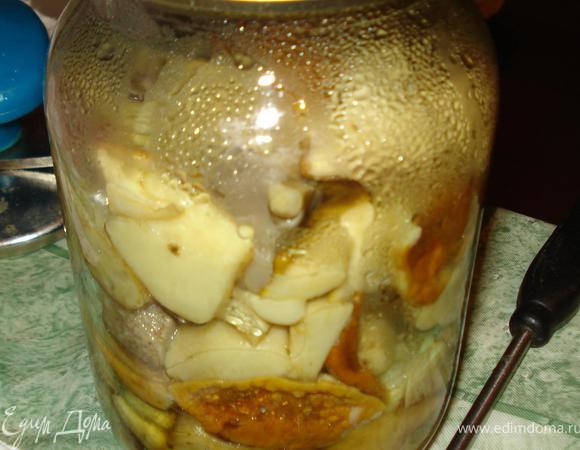 Вареные грибы откидываем на дуршлаг, раскладываем в простерилизованные банки, заливаем рассолом, накрываем простерилизованными крышками и закатываем. 