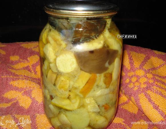 Переворачиваем банки крышкой вниз, оставив таким образом охлаждаться. А зимой потом дегустируем…….