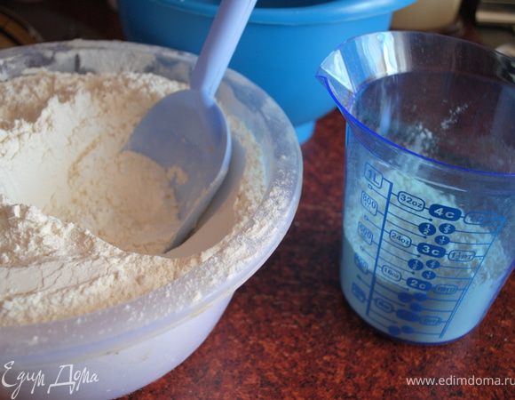 муку смешать с разрыхлителем