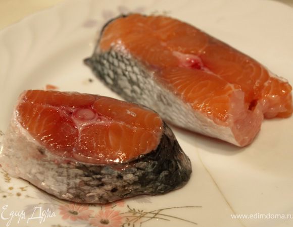 Приготовить стейки: разморозить или разделать. У меня были 2 маленьких (хвостовая часть)