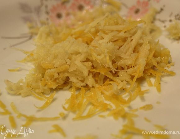 Имбирь натереть на мелкой терке, так же поступить с цедрой лимона.