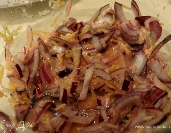 Смешать: цедру, имбирь, оливковое масло, горчицу, сок лимона, вино, лук, соль и перец.