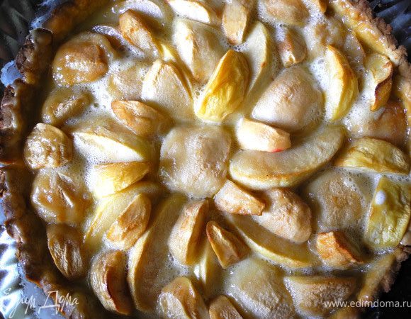 Так как я добавила слишком много сметаны ( 2 ложки "с горкой") и недоварила карамель, она у меня получилась достаточно жидкой. Поэтому, полив пирог карамелью, я оставила его остывать в духовке. 