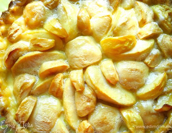 В результате получился чудесный пирожок с вкусным песочным тестом и ароматной нежной начинкой, пропитанной карамельно-сметанным соусом. Яблочных пирогов много не бывает. А этот, из той серии, что хочется повторить. 