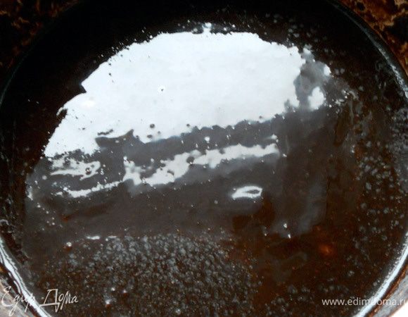 Шоколад и масло растопить, желательно на водяной бане. Снять с огня.