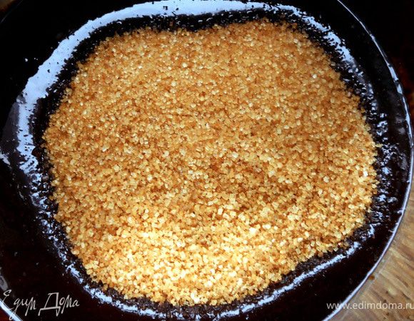 Вмешать сахар. Немного остудить.