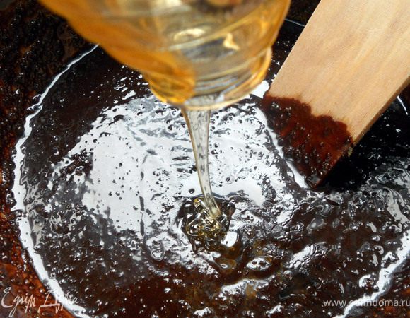 Добавить мед. ***Упустил из виду, что мед у меня весьма нейтральный, так что даже 3 полные ложки не дали яркого медового оттенка. Поэтому количество определяйте в зависимости от свойств меда***