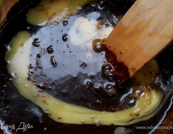 Добавить яйца, размешать.