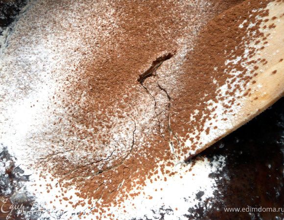 Просеять муку и какао-порошок, размешать.