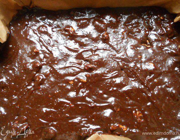 Форму (здесь 25х27 см) для выпекания застелить смазанной маслом бумагой для выпечки. Переложить шоколадную массу, разровнять. Выпекать в предварительно разогретой до 180+- духовке, 20-25 минут ***зависит от толщины слоя и особенностей вашей духовки***, главная задача не пересушить - брауни должен оставаться слегка влажным, с кремообразной текстуро. Охладить при комнатной температуре, затем выдержать несколько часов в холодильнике.