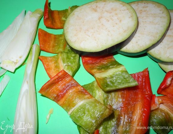 Нарезать баклажаны кружочками толщиной не более , патиссоны пластинками, остальные овощи крупными кусочками.