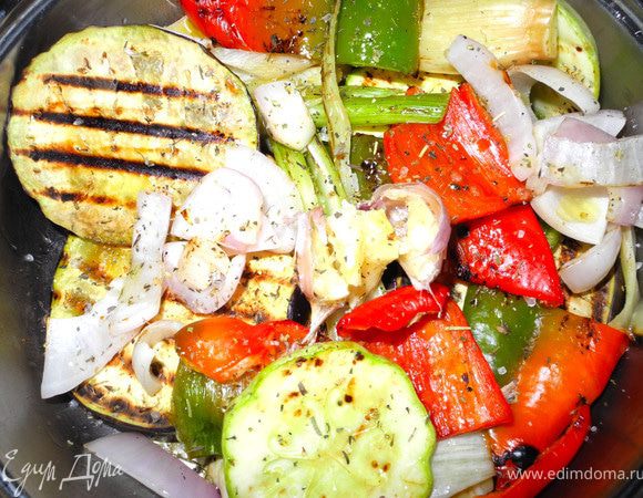 Посолить, посыпать прованскими травками и полить оливковым маслом.  Овощи остаются слегка хрустящими, мягкий и нежный только баклажан, очень душевно. Хороши и как закуска, и как гарнир!