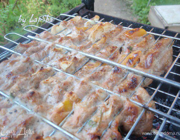 Важно правильно управляться с углями. Но тут все просто, так же, как и на сковороде. Сначала нужны сильные угли, чтобы мясо покрылось корочкой и все соки остались внутри. Затем угли можно сделать поменьше, для этого можно просто часть убрать или поставить мясо чуть выше от углей.