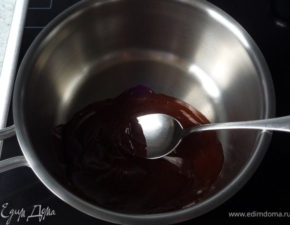Тем временем шоколад порубить и растопить на водяной бане. Остудить.