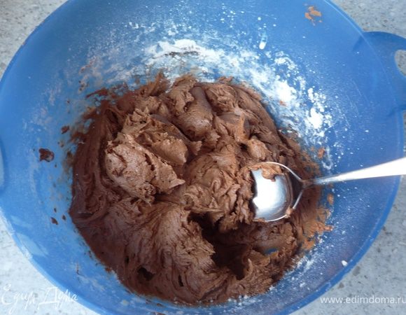 С помощью миксера смешать масло и сахар до кремообразного состояния. По одному добавить яйца, затем охлажденный шоколад. В отдельной посуде просеять муку и разрыхлитель. Затем муку и сливки
попеременно подмешивать к шоколадному крему.